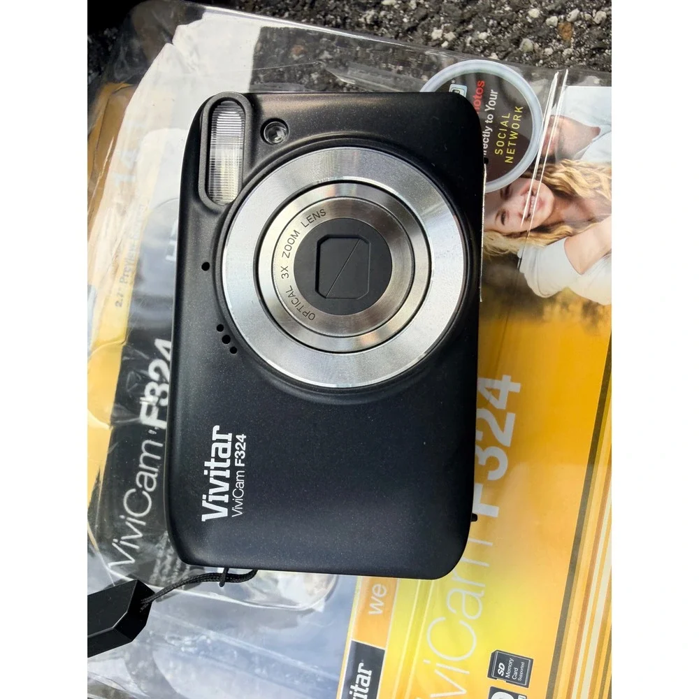 Vivitar ViviCam F324 Digital Camera 14.1MP 3x Optical Zoom Bundle Tripod Case
